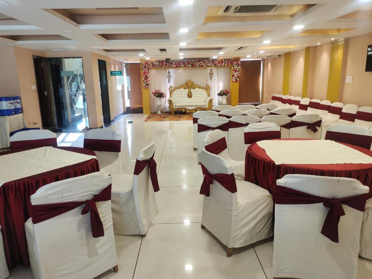 The Tripti Hotel & Banquets Indore Exterior foto